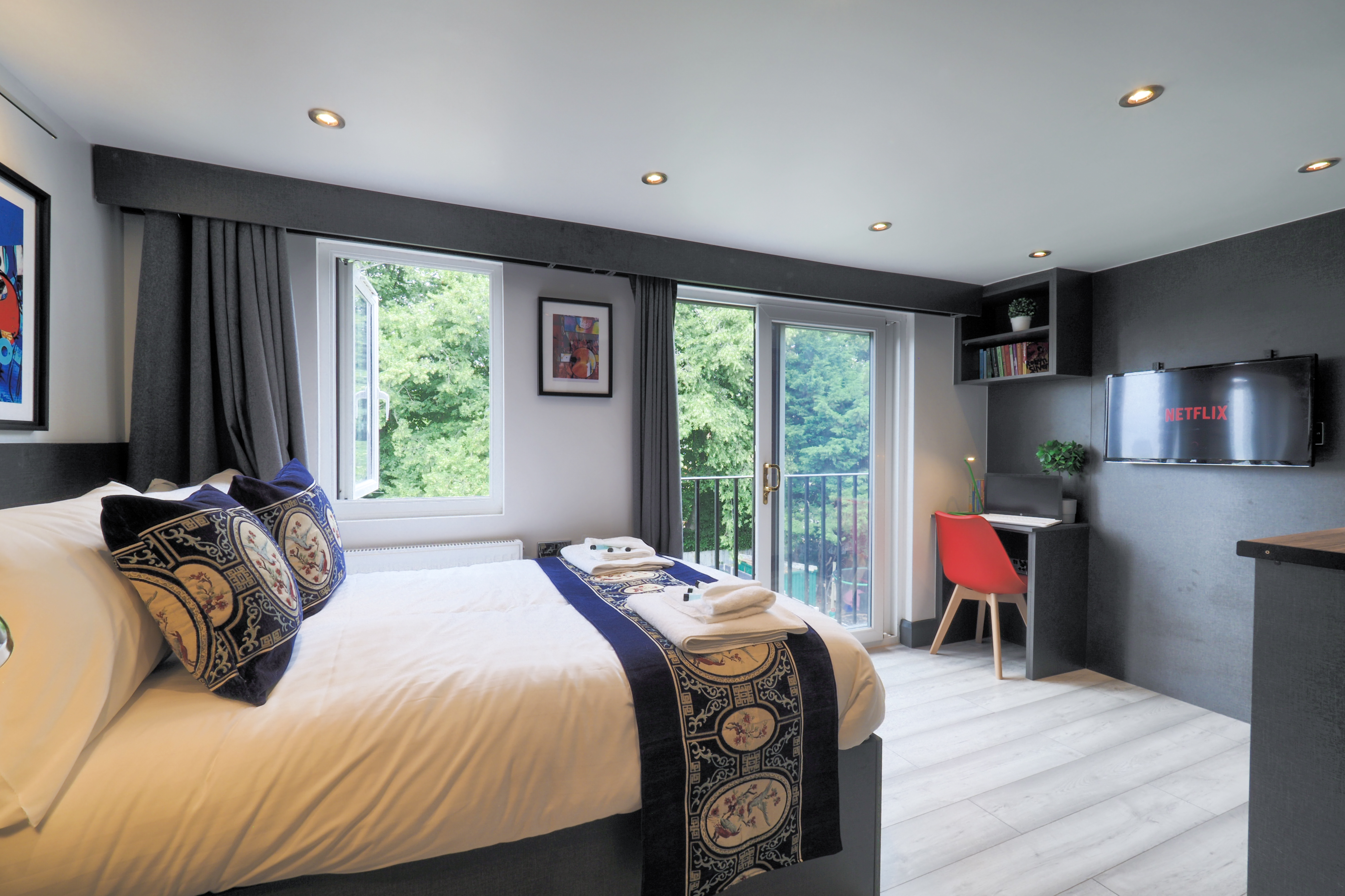 Studio bedroom with garden view
